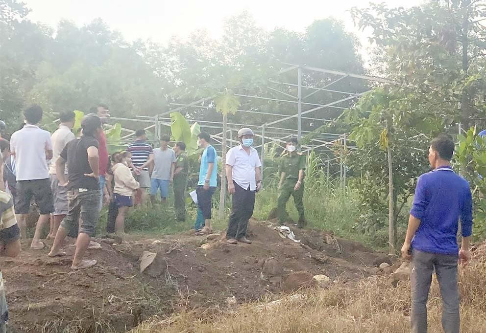 Công an khám nghiệm hiện trường