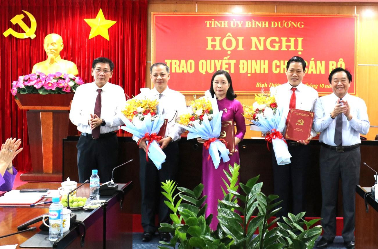 Tỉnh ủy, UBND tỉnh Bình Dương trao các quyết định về công tác cán bộ Tỉnh ủy, UBND tỉnh Bình Dương trao các quyết định về công tác cán bộ