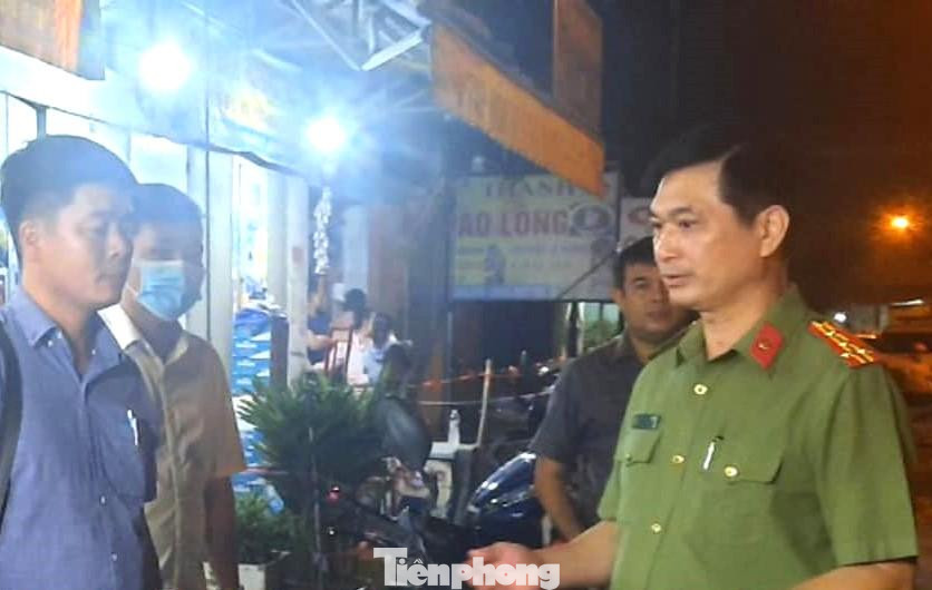 Đại tá Trịnh Ngọc Quyên (phải) đến hiện trường chỉ đạo các đơn vị khẩn trương điều tra, truy bắt nghi phạm Đại tá Trịnh Ngọc Quyên (phải) đến hiện trường chỉ đạo các đơn vị khẩn trương điều tra, truy bắt nghi phạm