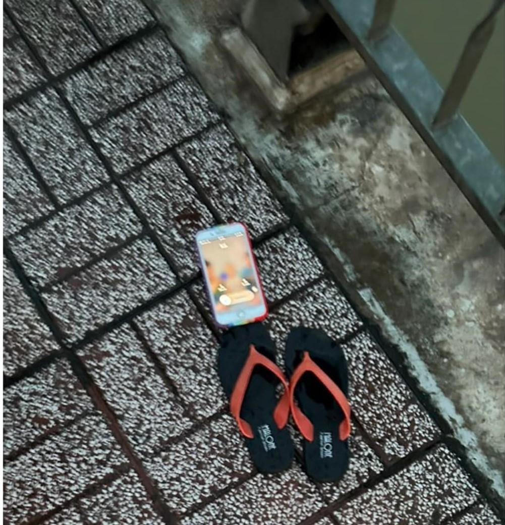 Sau khi để lại đôi dép và chiếc điện thoại, cô gái nhảy xuống sông