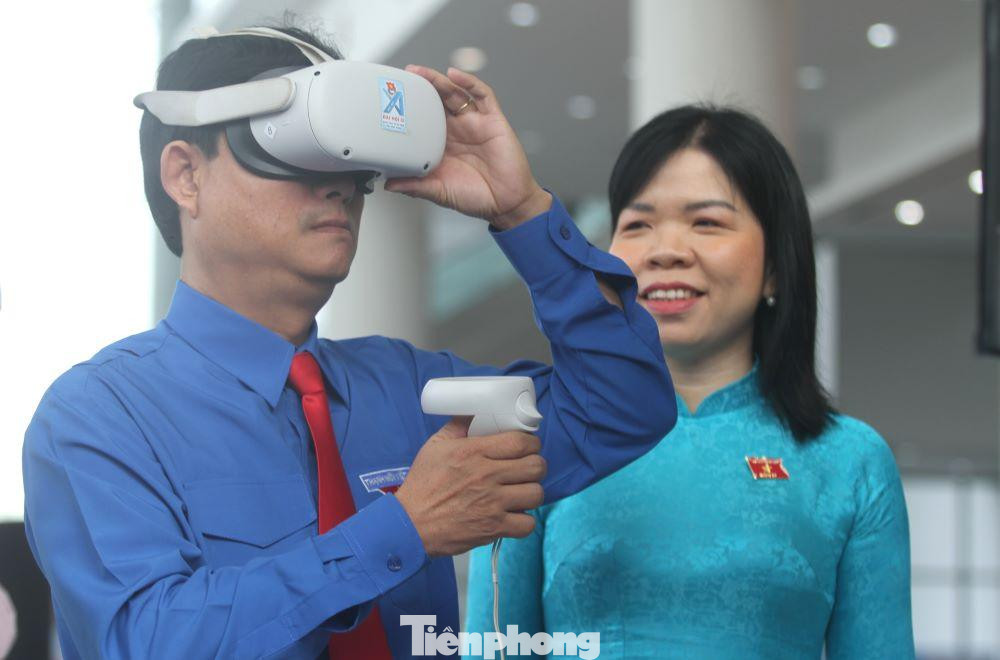 Phó Bí thư Tỉnh ủy, Chủ tịch UBND tỉnh Bình Dương Võ Văn Minh và Phó trưởng Đoàn Thường trực Đoàn Đại biểu Quốc hội tỉnh Bình Dương Nguyễn Thị Ngọc Xuân trải nghiệm triển lãm trên nền tảng 3D