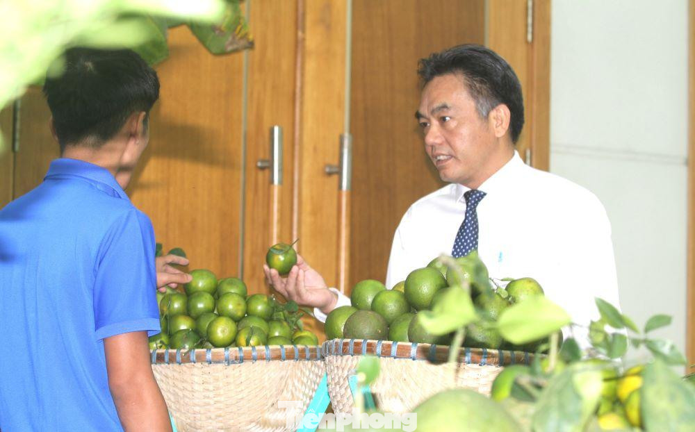 Phó Chủ tịch UBND tỉnh Bình Dương Nguyễn Lộc Hà tham quan gian hàng nông sản đặc trưng của vùng miền