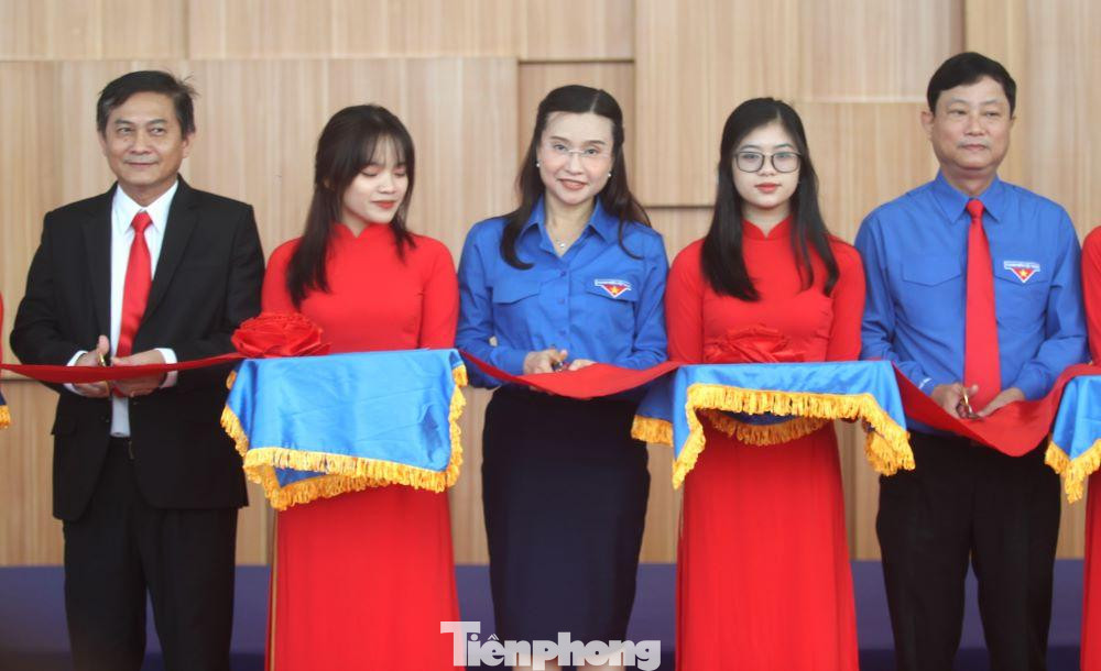 Chị Nguyễn Phạm Duy Trang - Bí thư Trung ương Đoàn, Chủ tịch Hội đồng Đội Trung ương (giữa) và lãnh đạo tỉnh Bình Dương cắt băng khai mạc triển lãm