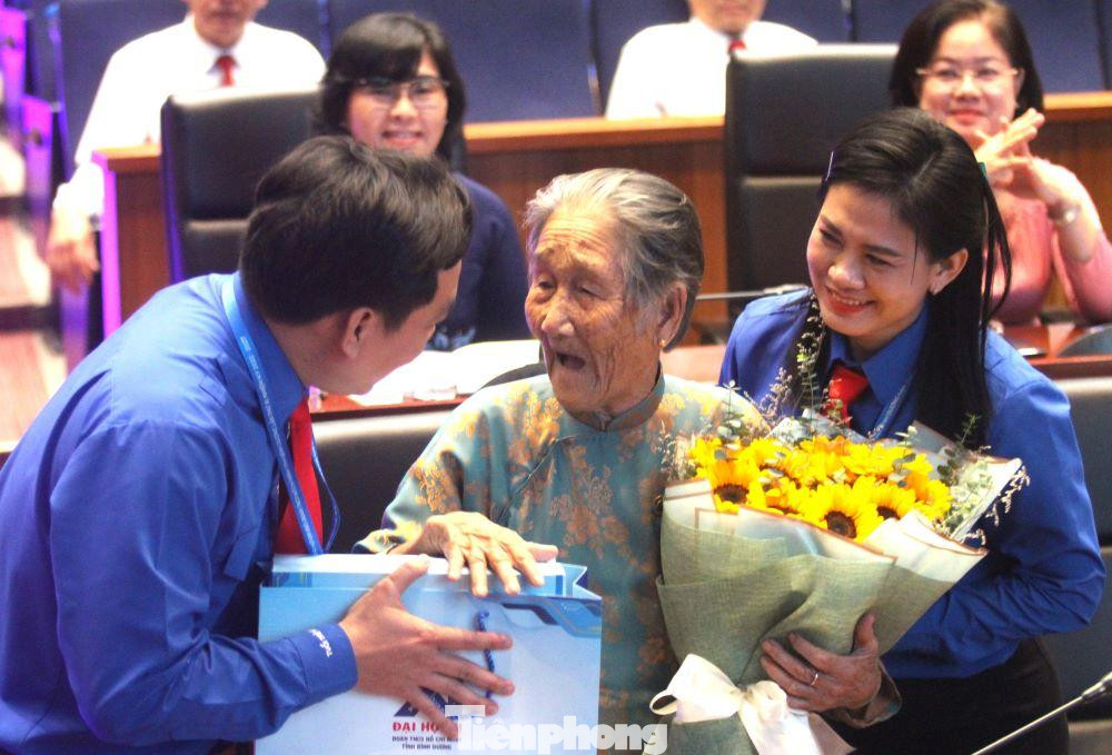 Chị Trần Thị Diễm Trinh - Bí thư Tỉnh Đoàn Bình Dương và anh Trần Bảo Lâm - Phó Bí thư Thường trực Tỉnh Đoàn Bình Dương tặng hoa và quà cho mẹ VNAH