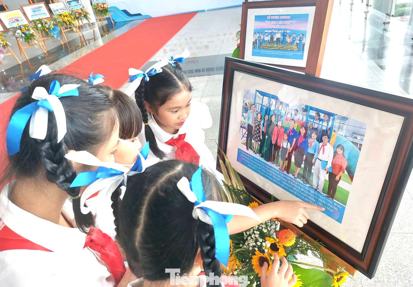 Các em học sinh tham quan triển lãm ảnh