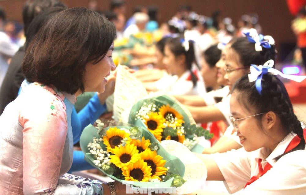 Các em thiếu nhi tặng hoa đại biểu tham dự Đại hội Đoàn TNCS Hồ Chí Minh tỉnh Bình Dương