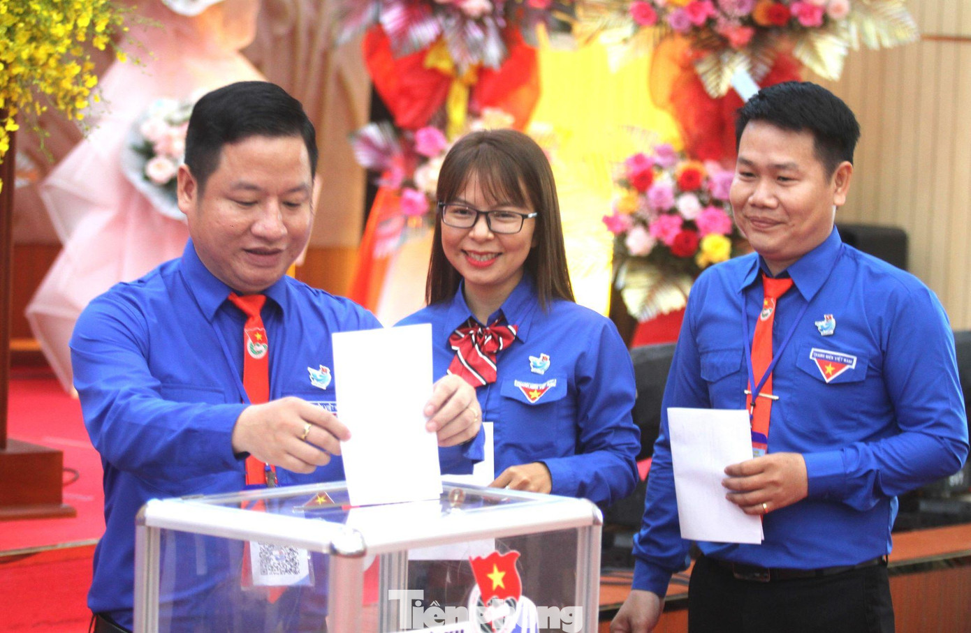 Các đại biểu bỏ phiếu bầu tại Đại hội Các đại biểu bỏ phiếu bầu tại Đại hội