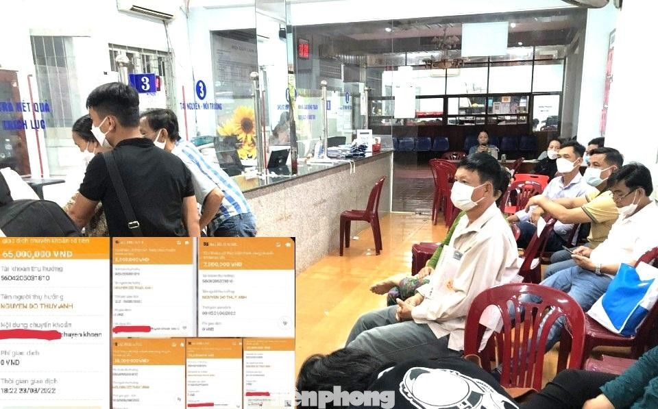 Người dân làm thủ tục đất đai tại Chi nhánh Văn phòng ĐKĐĐ huyện Lộc Ninh (ảnh lớn), cán bộ nhận thu phí bằng tài khoản cá nhân (ảnh nhỏ) bị người dân tố