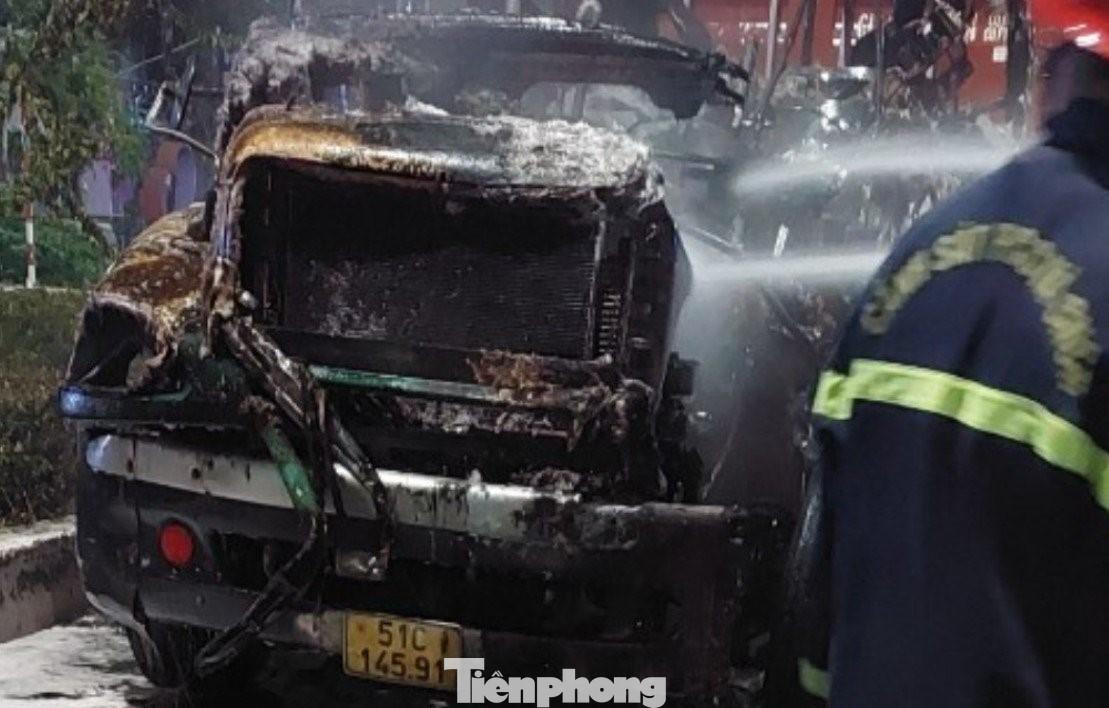 Đầu xe container cháy chỉ còn trơ khung.