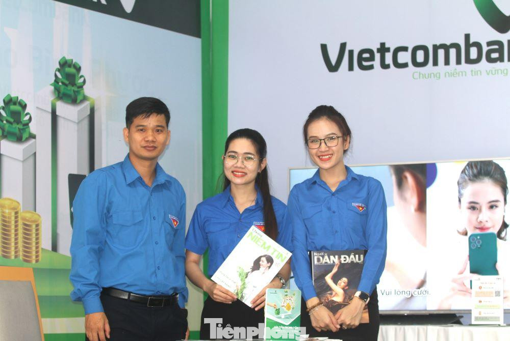 Đoàn viên thanh niên Ngân hàng Vietcombank hỗ trợ tư vấn tại khu vực Đại hội Đoàn viên thanh niên Ngân hàng Vietcombank hỗ trợ tư vấn tại khu vực Đại hội
