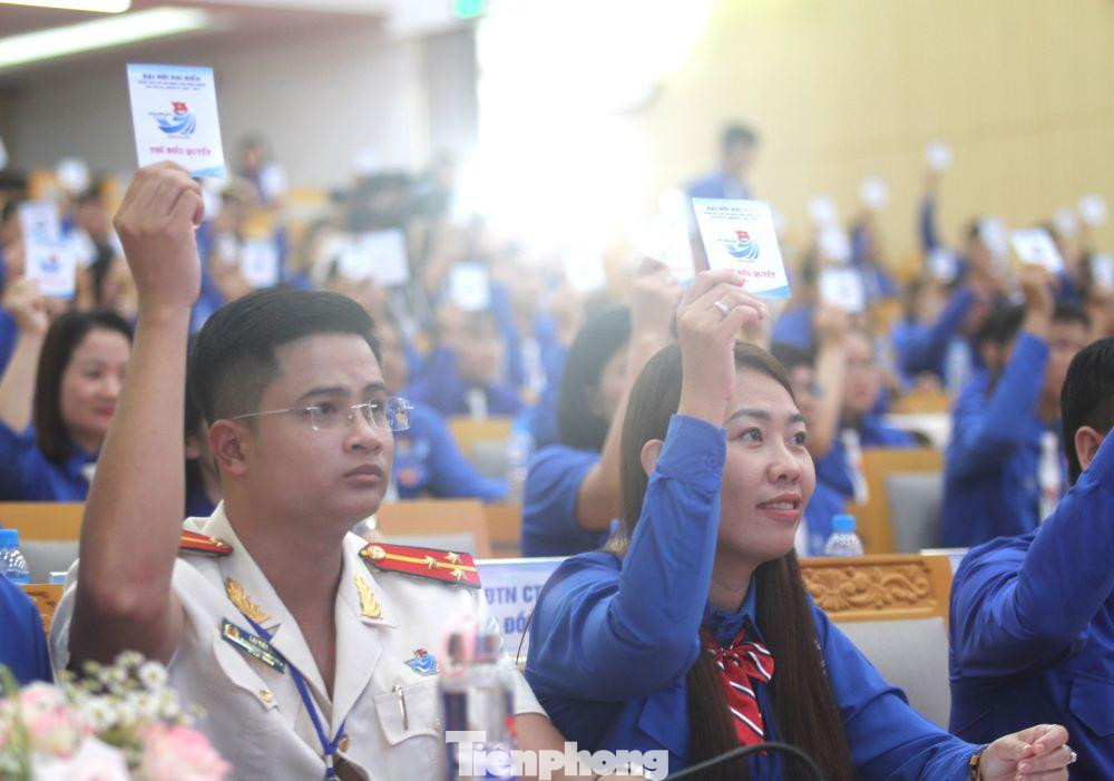 Đại biểu biểu quyết bầu Đoàn Chủ tịch Đại hội Đại biểu biểu quyết bầu Đoàn Chủ tịch Đại hội