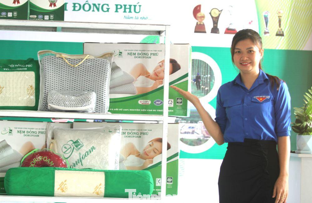 Đoàn viên thanh niên trưng bày sản phẩm sản xuất tại Bình Phước Đoàn viên thanh niên trưng bày sản phẩm sản xuất tại Bình Phước