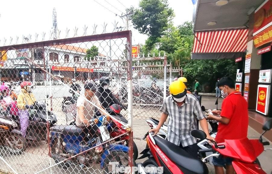 Người dân xếp hàng mua xăng tại một cửa hàng ngày 10/10. Người dân xếp hàng mua xăng tại một cửa hàng ngày 10/10.