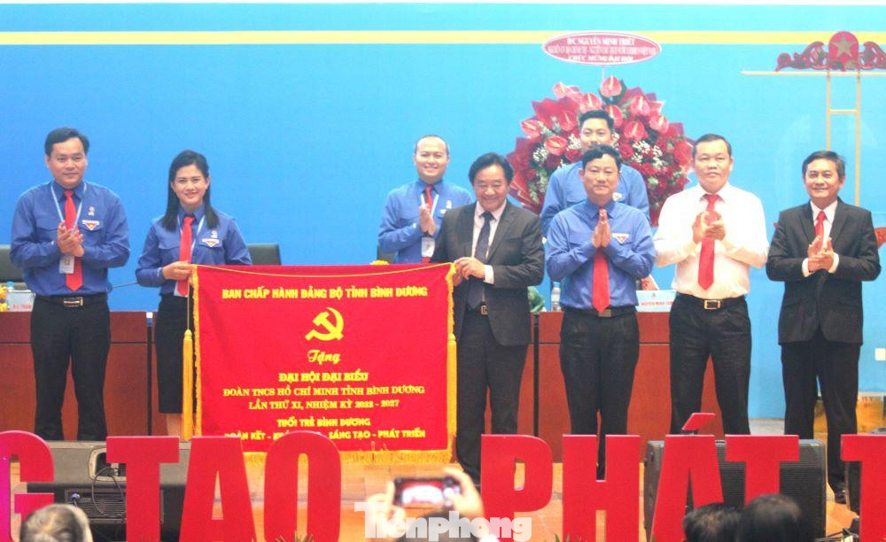 Lãnh đạo tỉnh Bình Dương tặng bức trướng của Ban chấp hành Đảng bộ tỉnh tại Đại hội Lãnh đạo tỉnh Bình Dương tặng bức trướng của Ban chấp hành Đảng bộ tỉnh tại Đại hội