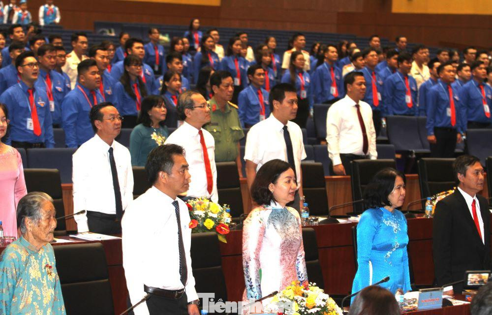 Các đại biểu thực hiện nghi thức chào cờ tại Đại hội Các đại biểu thực hiện nghi thức chào cờ tại Đại hội