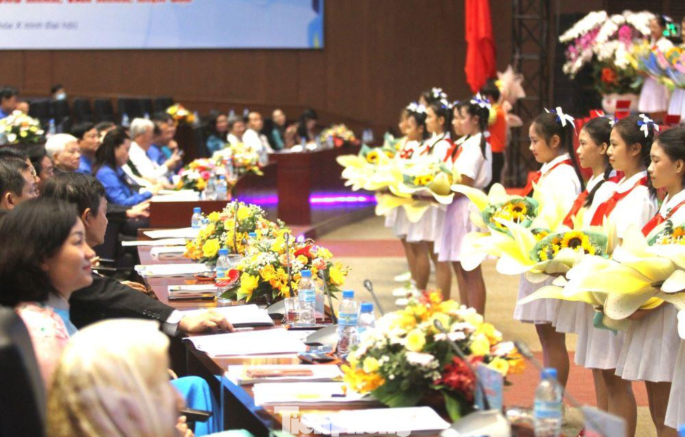 Các em thiếu nhi tặng hoa cho đại biểu tham dự Đại hội Các em thiếu nhi tặng hoa cho đại biểu tham dự Đại hội