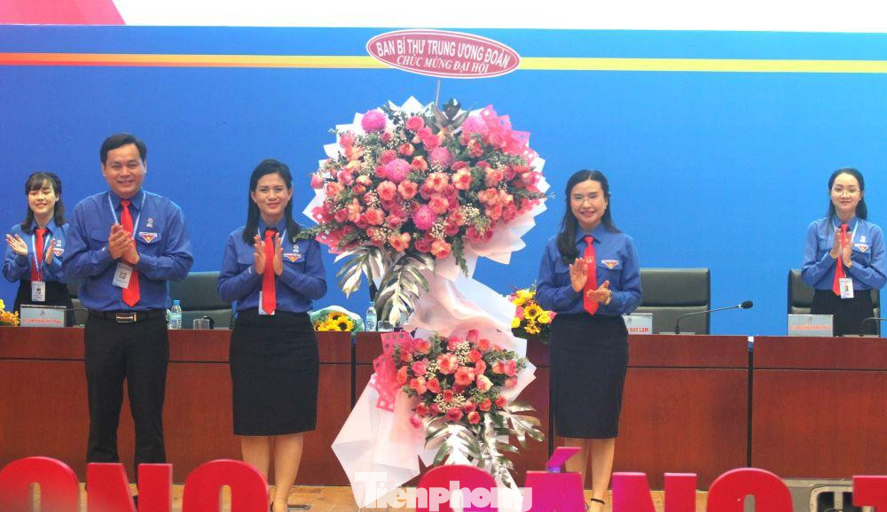 Chị Nguyễn Phạm Duy Trang (phải) tặng hoa của Ban Bí thư Trung ương Đoàn cho Đại hội Đại biểu Đoàn TNCS Hồ Chí Minh tỉnh Bình Dương khóa XI, nhiệm kỳ 2022-2027 Chị Nguyễn Phạm Duy Trang (phải) tặng hoa của Ban Bí thư Trung ương Đoàn cho Đại hội Đại biểu Đoàn TNCS Hồ Chí Minh tỉnh Bình Dương khóa XI, nhiệm kỳ 2022-2027