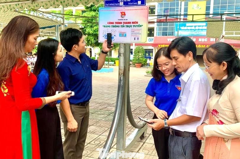 Bảng thông tin có mã QR được dán tại trường học Bảng thông tin có mã QR được dán tại trường học