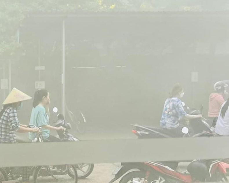 Khói bụi bao trùm khu vực