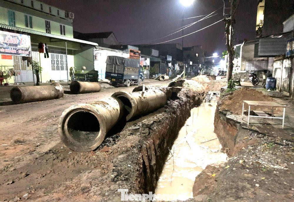 Ngoài hố sâu không rào chắn, người dân nơi đây bức xúc vì nhà thầu thi công ẩu, để đất tràn ra giữa đường gây khó khăn và mất an toàn cho các phương tiện lưu thông. “Đất tràn ra đường thành đống nên mỗi khi mưa xuống, đường trở nên lầy lội. Tôi năm nay 60 tuổi nhưng lần đầu chứng kiến cảnh thi công ẩu như vậy", ông Nguyễn Văn Thắng (ngụ trên đường D2, phường An Phú, thành phố Thuận An) cho hay.