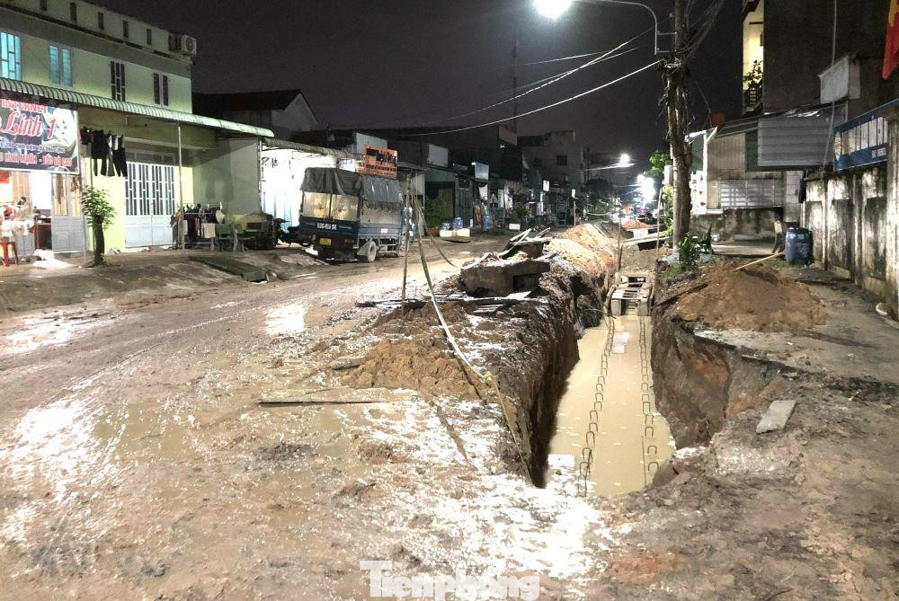 Ông Nguyễn Thanh Sơn - Trưởng phòng Quản lý đô thị TP Thuận An, cho biết từ nguồn vốn đầu tư công năm 2021-2025, địa phương đã giải ngân hơn 29 tỷ đồng để làm lại hệ thống ống cống, vỉa hè trên 7 trục đường với chiều dài 1.653m. 7 tuyến đường được đầu tư xây dựng, gồm: Đường X1, D1, D2, D3, N1, N5, N6. Công trình do Phòng Quản lý đô thị TP Thuận An làm chủ đầu tư, ký hợp đồng với 3 công ty xây dựng kể trên để thi công.