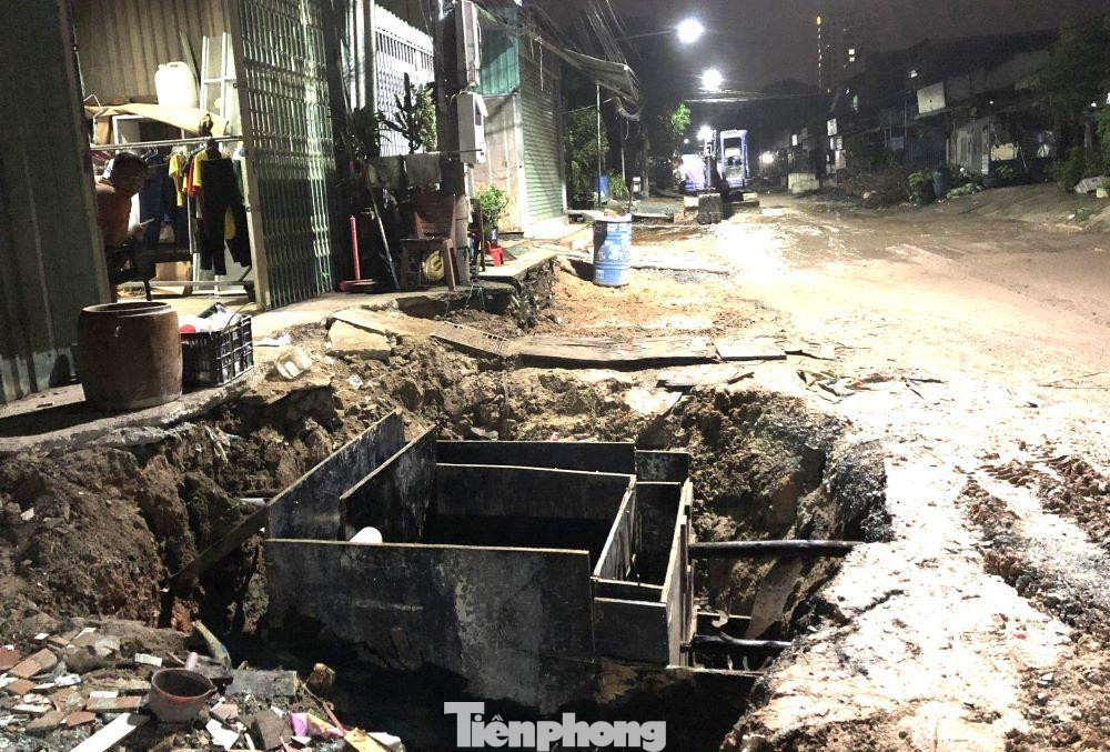 Tuyến đường X1, D1 do Công ty TNHH Xây dựng dịch vụ thương mại Dũng Tuyết trúng thầu, thời gian thi công là 150 ngày. Tuyến đường D2, N1, N5 do Công ty TNHH Xây dựng Cầu đường Anh Tuấn trúng thầu; thời gian thi công là 120 ngày. Tuyến D3, N6 do Công ty Cổ phần Công nghệ xây dựng Solar Cons trúng thầu, thi công với thời gian là 120 ngày.