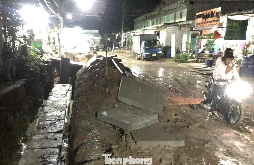 Các đơn vị trúng thầu vừa khởi công công trình nhưng đã gây tình trạng mất an toàn khiến người dân địa phương bức xúc.