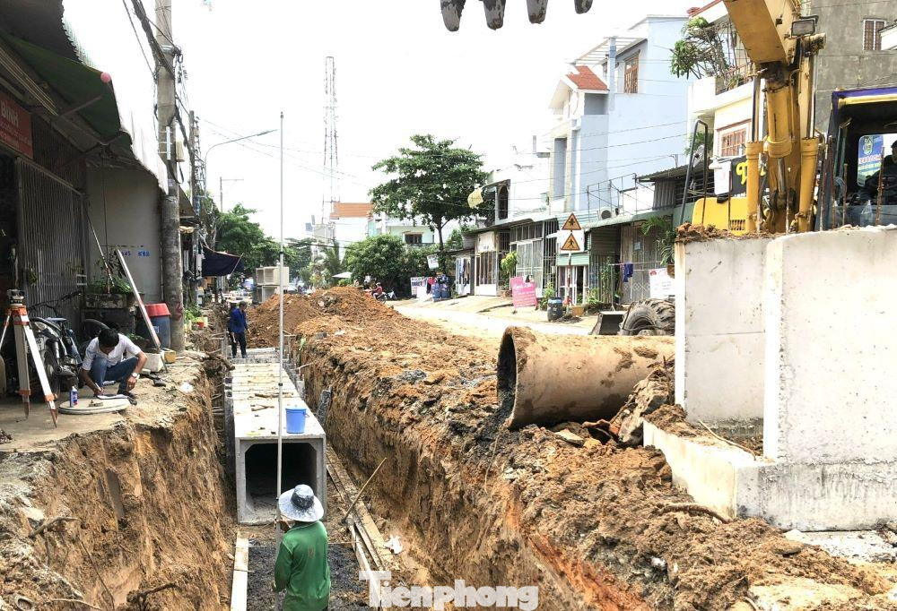 “Con đường đang thi công mà cứ như “đặt bẫy” người dân vậy, khiến người dân nơi đây rất bức xúc. Chúng tôi đã phản ánh đến chính quyền địa phương nhưng tình trạng mất an toàn vẫn chưa được khắc phục”, anh Trần Dương (ngụ khu phố 3, phường An Phú, thành phố Thuận An) ngao ngán.