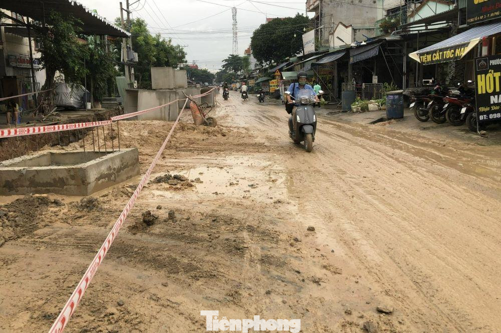 Theo lãnh đạo phòng Quản lý đô thị TP.Thuận An, đơn vị này đã tiếp nhận văn bản kiến nghị của phường An Phú về việc chấn chỉnh đối với các đơn vị thi công mà người dân và báo chí phản ánh. Hiện nay, đơn vị này đang tham mưu cho chính quyền TP Thuận An đưa ra mức xử lý thích hợp đối với các đơn vị thi công không đảm bảo an toàn.