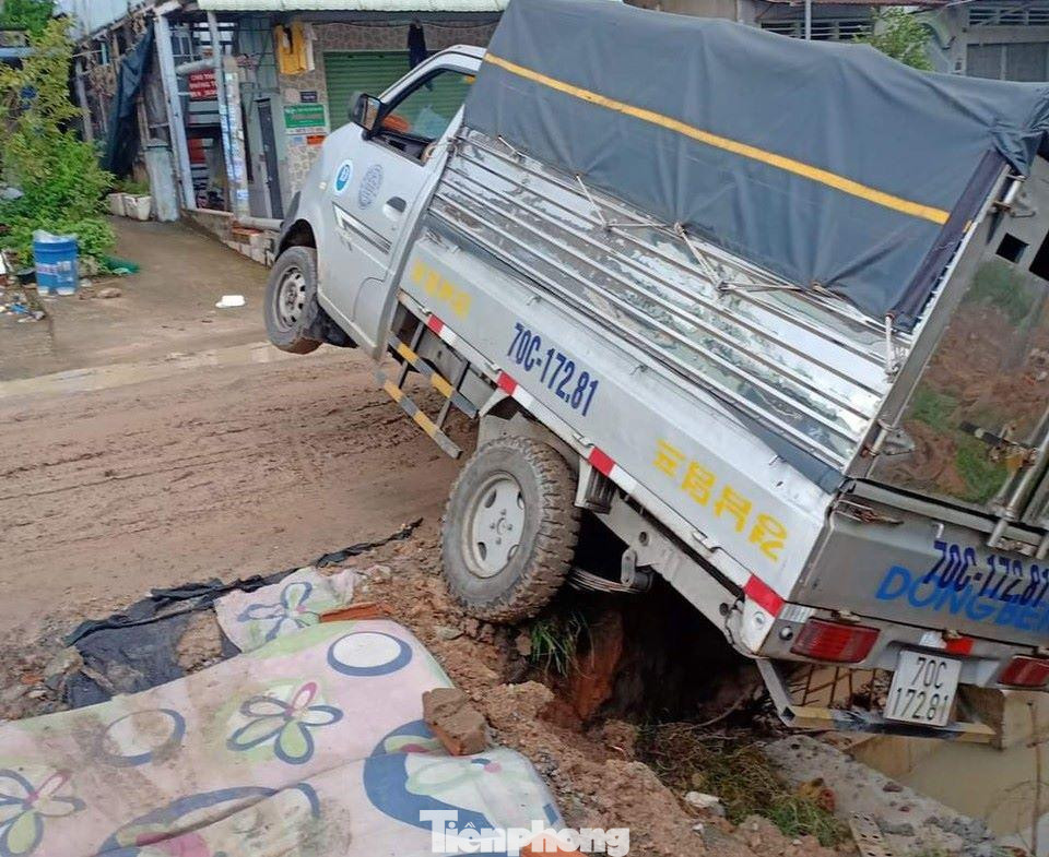 Trong khi đó, Chủ tịch UBND phường An Phú Phan Thái Sơn cho biết, chính quyền sau khi tiếp nhận phản ánh của người dân đã có văn bản gửi đến các ngành chức năng để có biện pháp xử lý. Theo ông Sơn, phường không có thẩm quyền xử lý đơn vị thi công bởi công trình này do Phòng Quản lý đô thị TP Thuận An làm chủ đầu tư. Tuy vậy, để đảm bảo an toàn cho người dân, phường An Phú đã nhắc nhở đơn vị thi công có biện pháp khắc phục sớm.