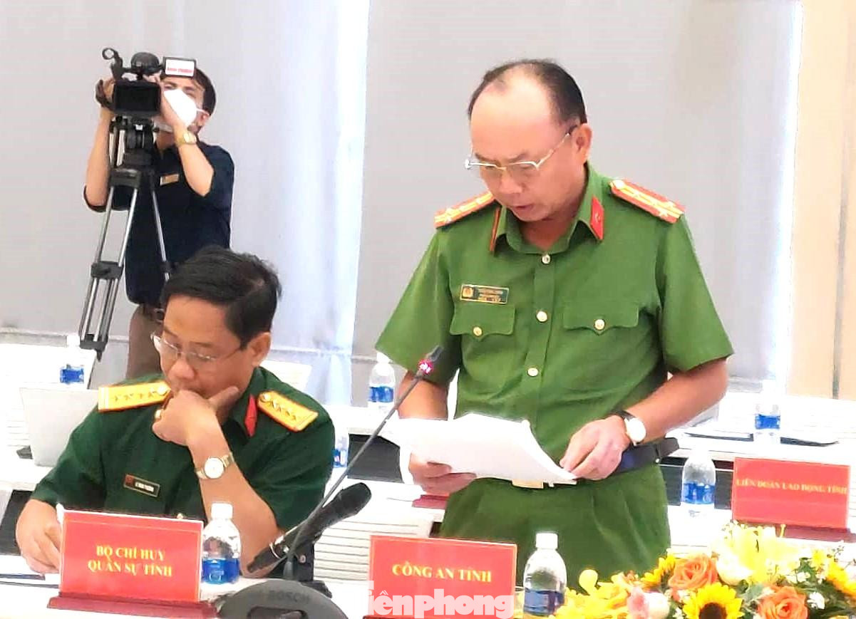 Đại tá Trần Văn Chính thông tin tại buổi họp báo