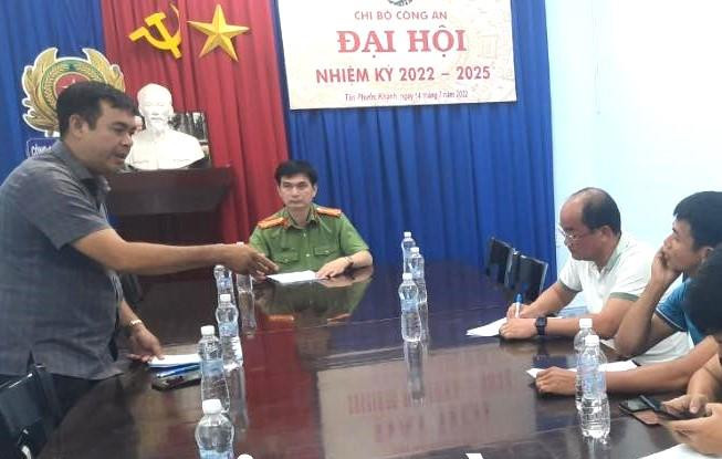 Đại tá Trịnh Ngọc Quyên, Giám đốc Công an tỉnh Bình Dương (giữa) chỉ đạo lực lượng phá án, bắt nhanh nhóm nghi can Đại tá Trịnh Ngọc Quyên, Giám đốc Công an tỉnh Bình Dương (giữa) chỉ đạo lực lượng phá án, bắt nhanh nhóm nghi can