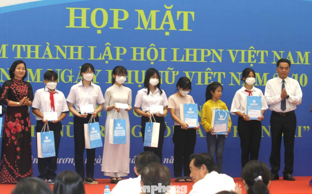 Trẻ em có hoàn cảnh khó khăn học giỏi ở Bình Dương được trao học bổng Trẻ em có hoàn cảnh khó khăn học giỏi ở Bình Dương được trao học bổng