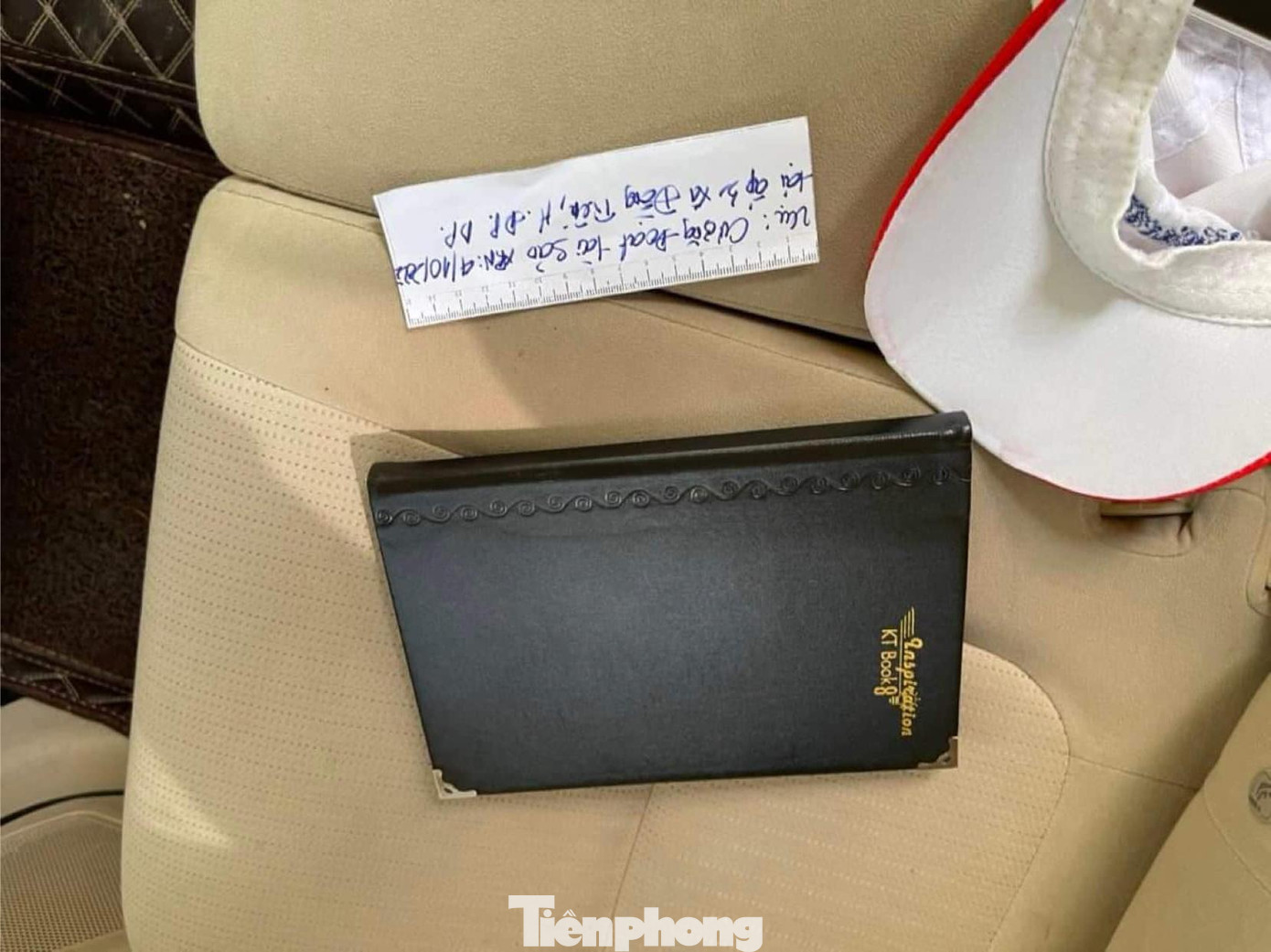 Cuốn sổ đựng phong bì có 5 triệu đồng trong xe của nhóm đối tượng Cuốn sổ đựng phong bì có 5 triệu đồng trong xe của nhóm đối tượng