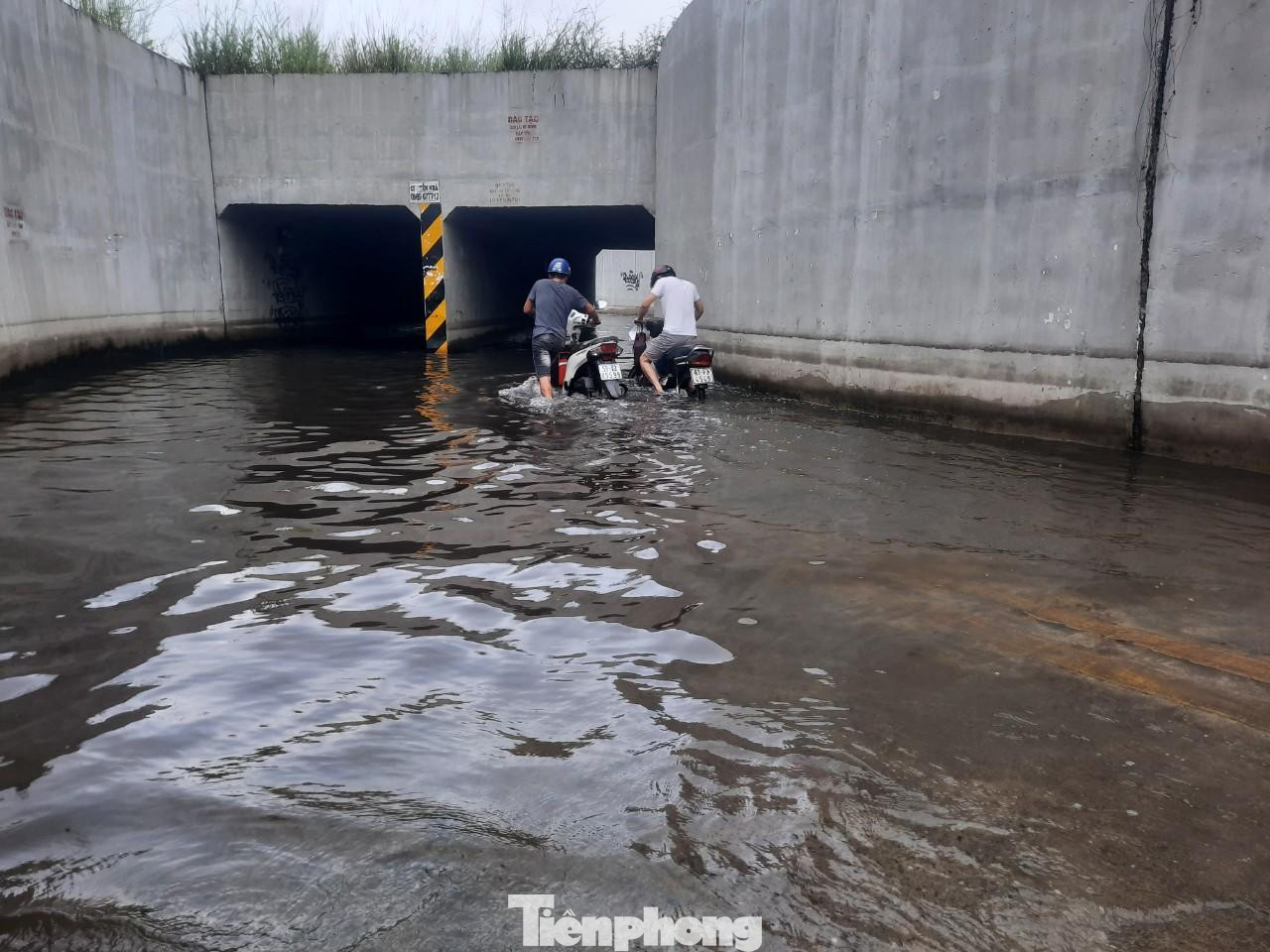 Hầm chui ngập úng gây khó khăn cho các phương tiện lưu thông
