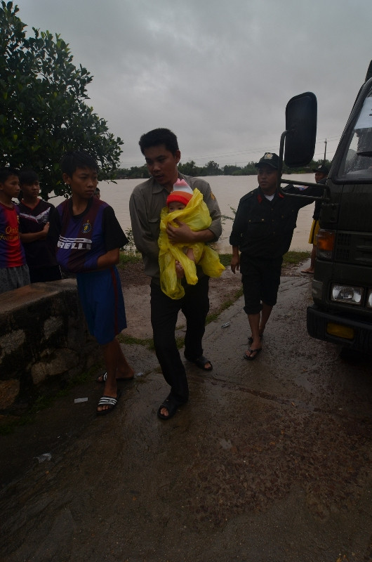 Ôm con thơ chạy lũ. Ảnh Việt Hương
