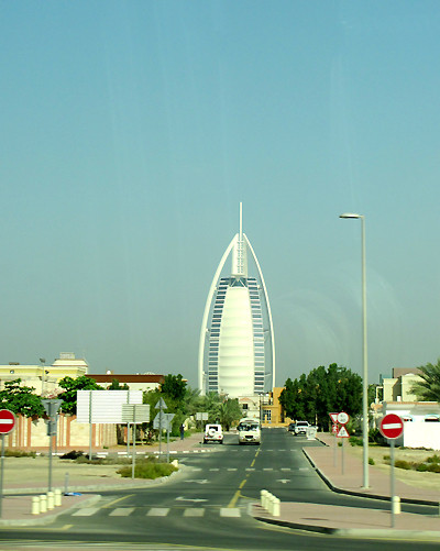 Với độ cao 321m, Burj Al-Arab là một trong những khách sạn cao nhất thế giới. Với độ cao 321m, Burj Al-Arab là một trong những khách sạn cao nhất thế giới