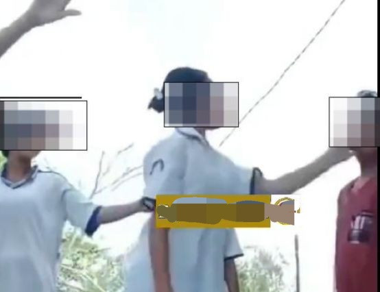 Bạn nữ (áo đỏ, đã nghỉ học) bị nhóm bạn học cũ đánh. Ảnh cắt từ clip. Bạn nữ (áo đỏ, đã nghỉ học) bị nhóm bạn học cũ đánh. Ảnh cắt từ clip.