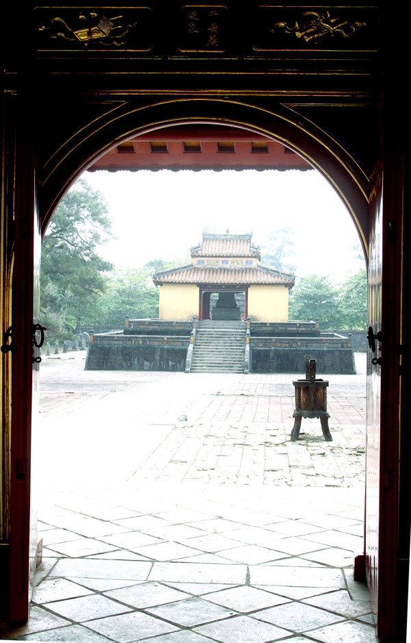 Qua mỗi lớp cửa ở lăng Minh Mạng là một lần đến với những công trình tinh tế về kiễn trúc