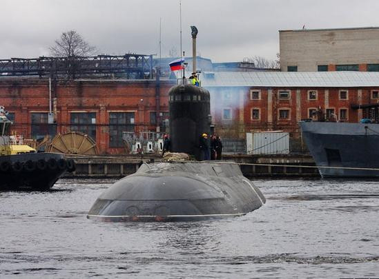 Các chuyên gia Nga đang đứng trên tàu ngầm Hồ Chí Minh trong chuyến rời khỏi nhà máy cách đây vài tuần