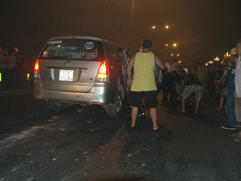 Nhanh chóng đưa nạn nhân lên taxi đi cấp cứu