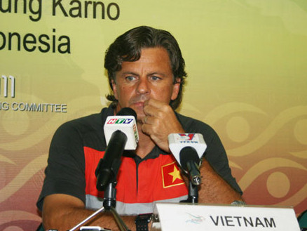 HLV Goetz xin lỗi người hâm mộ vì thành tích tồi tệ của U23 Việt Nam