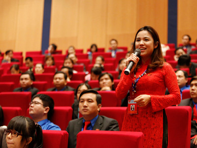 Đại biểu Nguyễn Thị Kim Dung đặt câu hỏi với Thủ tướng Ảnh: Hồng Vĩnh