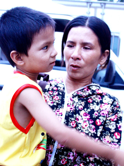 Cháu Đạt trong vòng tay của mẹ