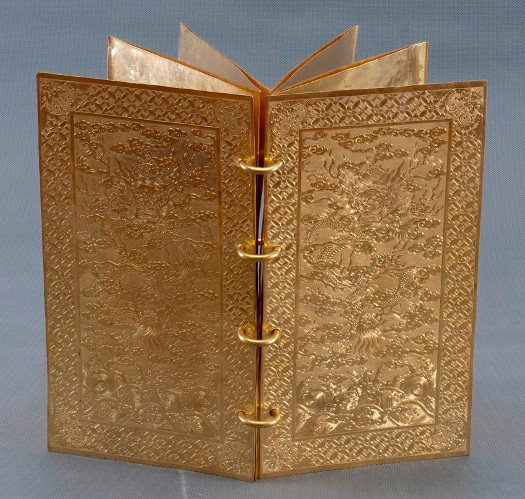 Sách vàng - Kim sách triều Nguyễn. Ảnh:TL