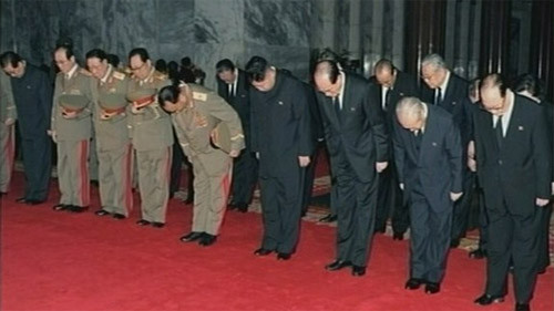 Đại tướng Kim Jong Un cùng nhiều quan chức cấp cao kính cẩn nghiêng mình trước linh cữu cố lãnh đạo Kim Jong Il - Ảnh: Daylife