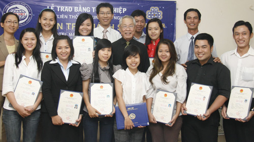 Trường trung cấp nghề du lịch Khôi Việt cấp bằng tốt nghiệp trung cấp nghề cho học sinh hệ công nhân kỹ thuật học chuyển đổi. Ảnh: T.K.V.. Trường trung cấp nghề du lịch Khôi Việt cấp bằng tốt nghiệp trung cấp nghề cho học sinh hệ công nhân kỹ thuật học chuyển đổi. Ảnh: T.K.V.