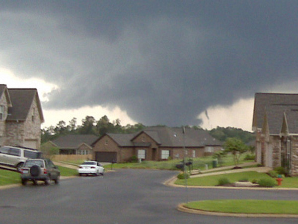 Một cơn lốc xoáy đang tiến gần thành phố Tuscaloosa Ảnh: Birmingham News 