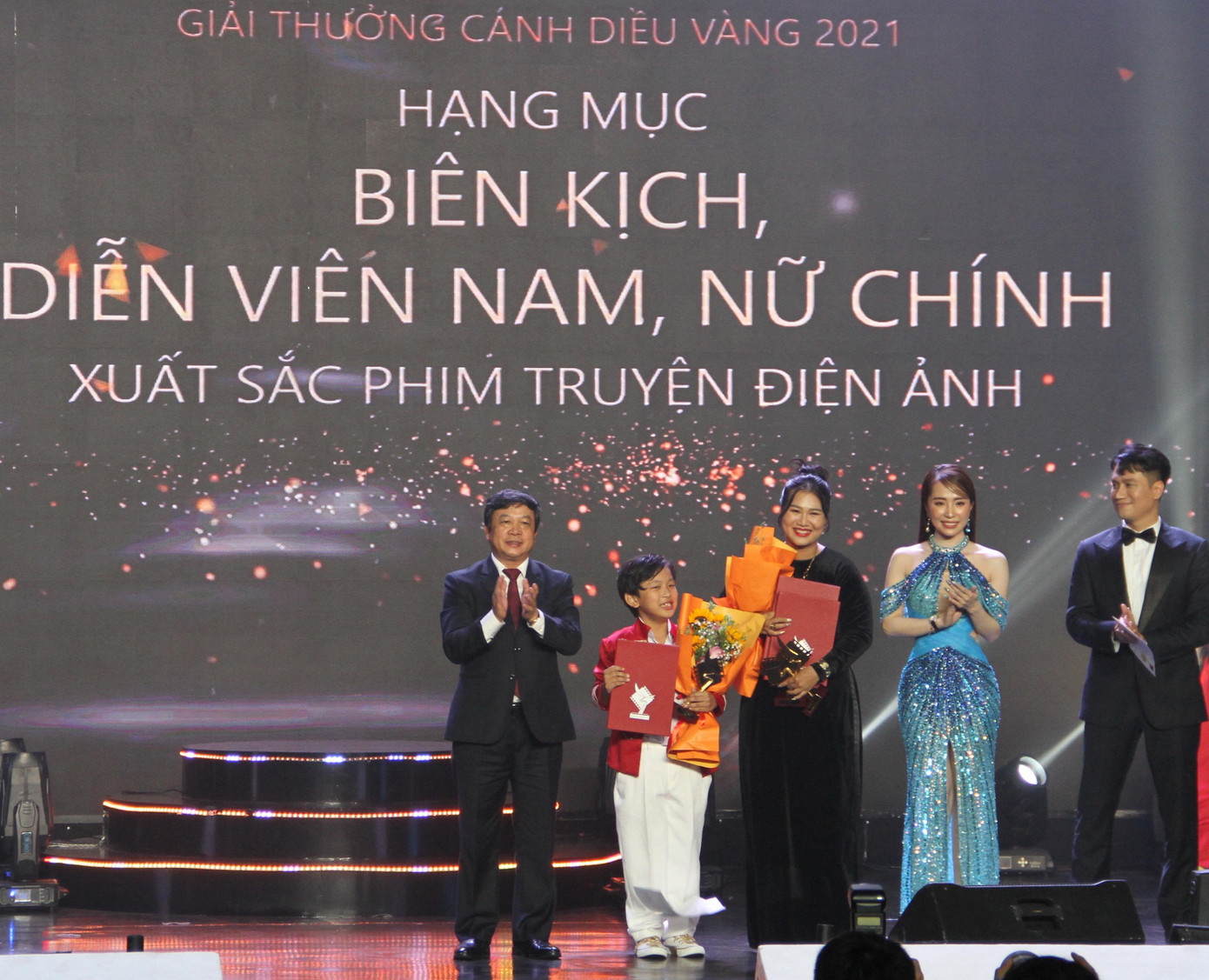 Trao giải hạng mục cá nhân đạt Cánh diều vàng 2021. Ảnh C.H