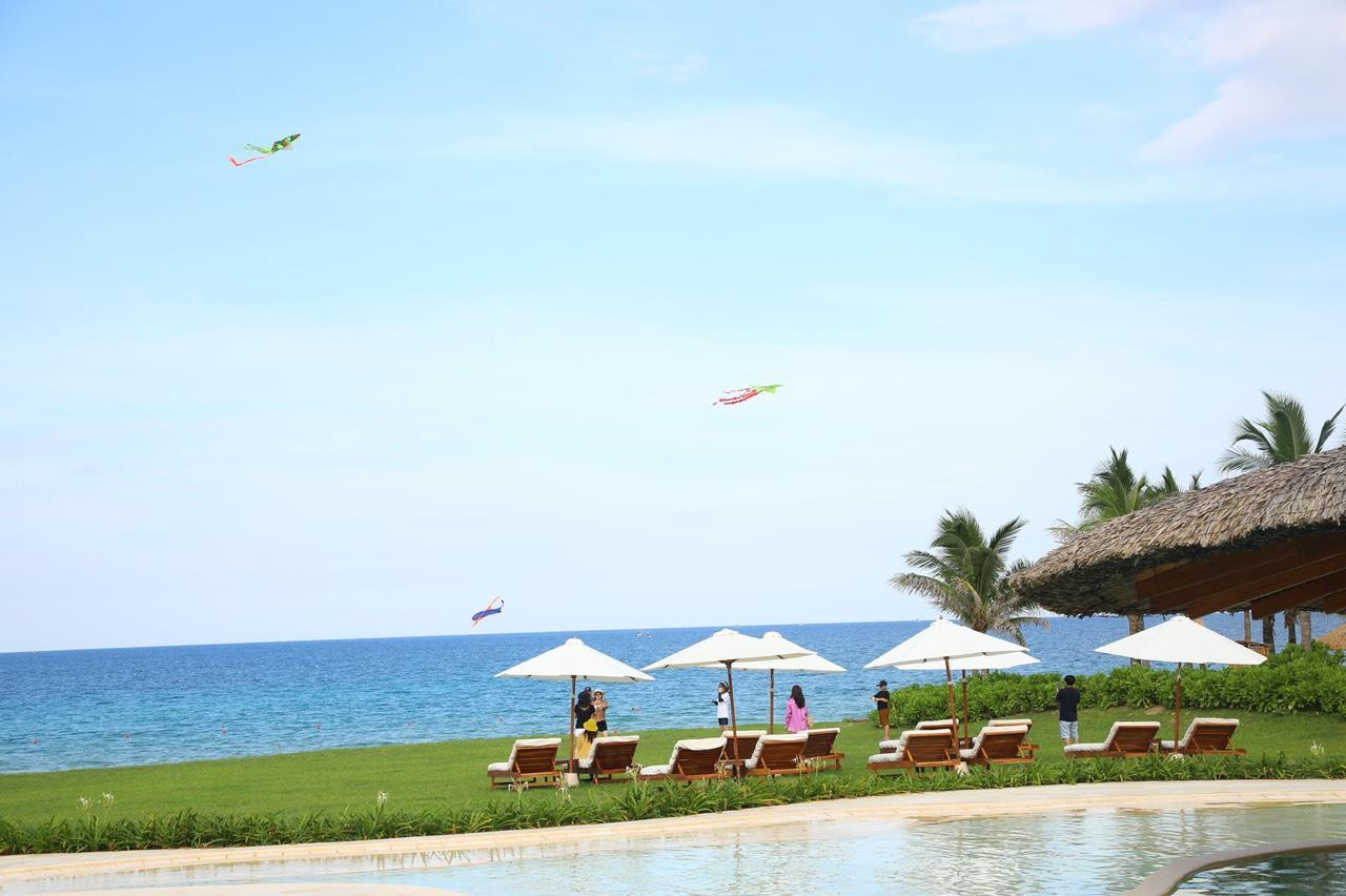 Du khách thả diều tại bãi biển khu resort Ana Mandara Cam Ranh. Ảnh L.H Du khách thả diều tại bãi biển khu resort Ana Mandara Cam Ranh. Ảnh L.H
